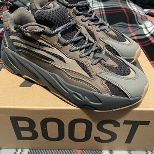 YEEZY BOOST 700’s size 11.5.  Brand new paid 325 selling for 100